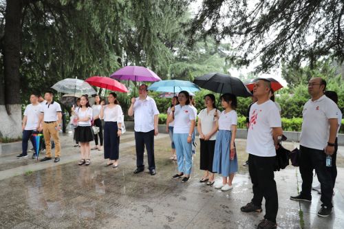 “瞻仰革命先烈 傳承紅色精神” ——公司全體黨員、入黨積極分子參觀向警予烈士陵園(圖2)