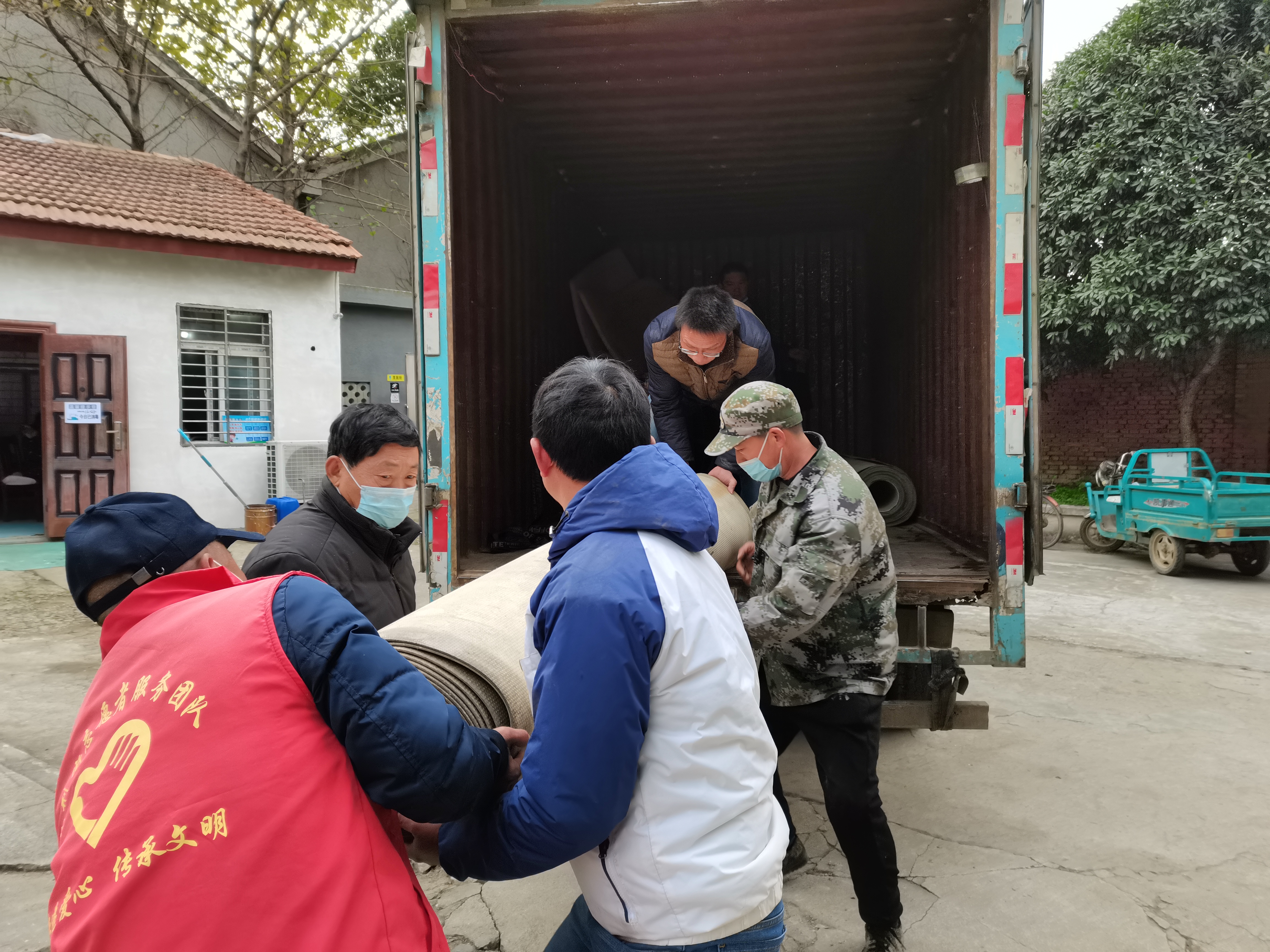 體育器材進社區(qū)，結對共建“一家人”(圖2)
